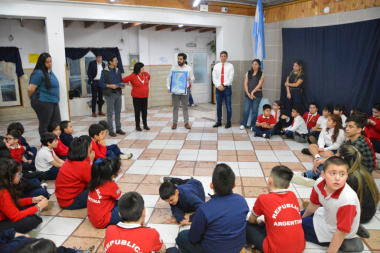 El Municipio lleva su labor malvinizadora a instituciones de la ciudad