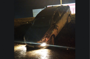 Sujeto con tobillera robo un auto y lo desbarrancó en la zona de Chacra XIII