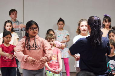La secretaría de cultura y educación llevó adelante una clase abierta del Taller de Teatro musical infantil en el foyer “Ego Pereda”