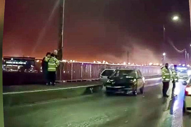 Incendio en medio del puente Mosconi