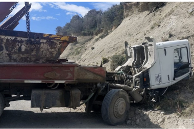 Fatal accidente en Ushuaia: murió un camionero tras desprenderse la cabina del camión