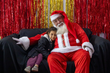 Papá Noel continúa su recorrido por los barrios de la ciudad