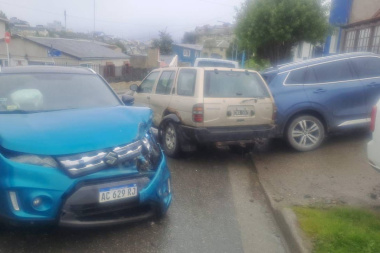 Choque en cadena en Ushuaia: tres vehículos destrozados y milagro sin heridos