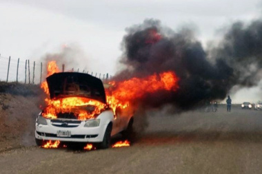 Un vehículo se incendio en la ruta Provincial Nº7 que va a Margen Sur