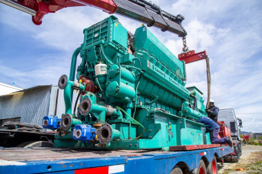 Traslado de un equipo generador de la usina de Tolhuin para su mantenimiento integral