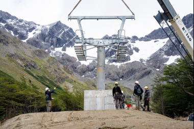 Comenzaron a colocar las torres de las nuevas aerosillas Del Cerro Martial
