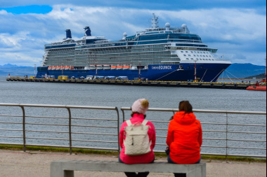 Cinco Cruceros y más de 6 mil personas llegaron este miércoles a Ushuaia