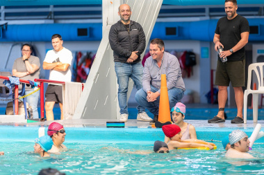 Más acceso al deporte: Martín Perez acompañó una jornada de pileta libre en el Natatorio Municipal