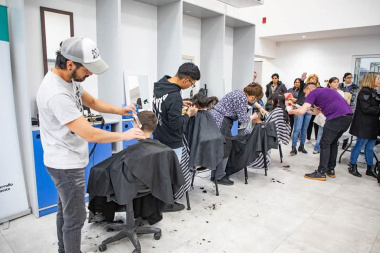Jornada solidaria de cortes de cabello junto la barbería "STYLO MVP"