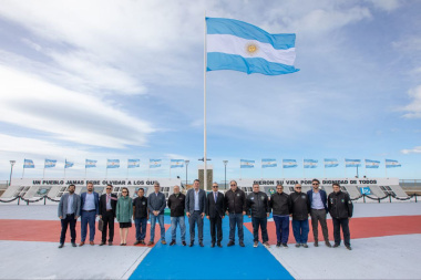 Perez y el embajador de China visitaron el monumento a los caídos en Malvinas