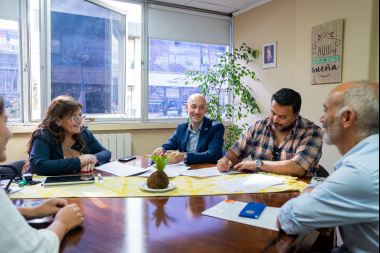 Gobierno y UNTDF firman acuerdo para compensar costos de servicios con cooperación académica