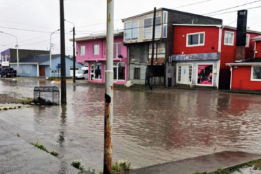 Taxistas quedan varados y exigen respuestas urgentes por el estado de las calles en Margen Sur 