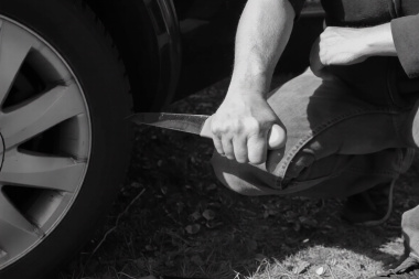 Le cortaron dos cubiertas a un auto en Chacra 13 y no hay testigos