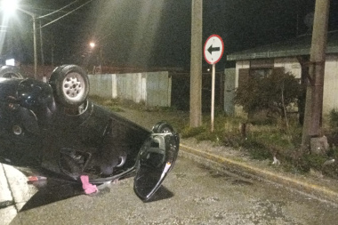Joven conductora alcoholizada volcó tras chocar contra un poste