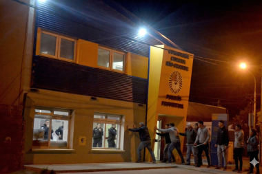 Comisaria de Margen Sur: Intentaron liberar a un detenido a los golpes y con caños