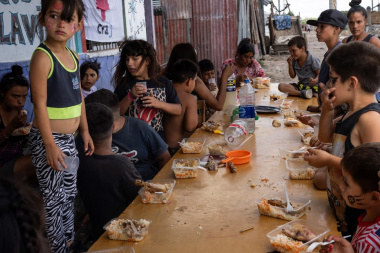 Informe lapidario: más de la mitad de los niños vive en la pobreza y 3 de cada 10 pasa hambre