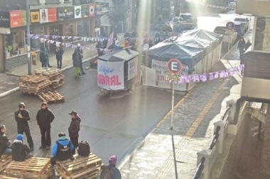 Comerciantes de Ushuaia exigen desalojar el acampe en pleno centro y alertan por el impacto en el turismo