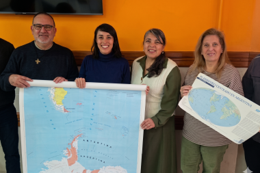 Mientras Nación recorta millones a la educación, libertarios hacen campaña en escuelas fueguinas repartiendo mapas