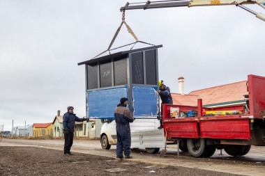 Continúan instalando nuevas garitas de colectivo en Margen Sur 