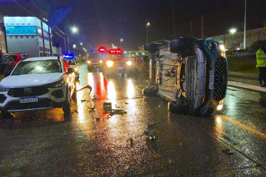 Violento choque y vuelco en pleno centro de Río Grande