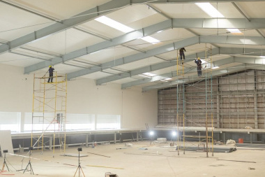 Avanza el montaje de equipamiento en el Natatorio Olímpico de Río Grande
