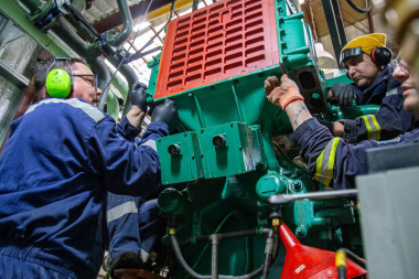 Llegaron nuevos repuestos y avanzan los trabajos sobre el sistema de generación eléctrica de Tolhuin