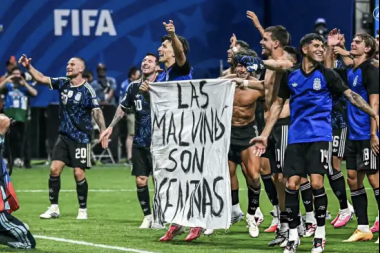 La Selección se puso la 10 y enarboló a Malvinas tras el triunfo ante Inglaterra