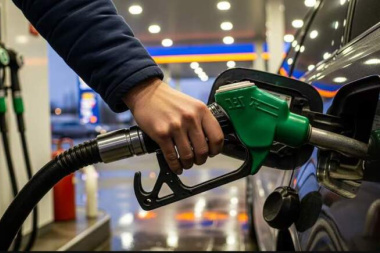 Los sueldos pierden contra la inflación: hoy alcanzan para casi 10 tanques menos que en 2023