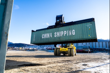 Ya se descargó el 25% del equipamiento de la nueva usina de Ushuaia