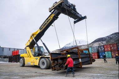 Ya fueron descargadas más de 4.500 toneladas de equipamiento para la nueva usina de Ushuaia