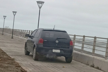 Multarán al vecino que se subió a la senda peatonal y arrojó basura a la costa 