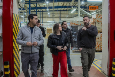 Gobierno recorrió junto a trabajadores de Aires del Sur la planta que se prepara para retomar la producción