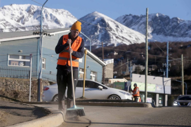 El Municipio realiza tareas de limpieza en rotondas y avenidas de la ciudad 