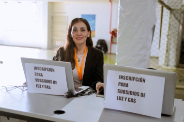 Gobierno ayuda a vecinos a actualizar datos para mantener el subsidio de la luz y el gas