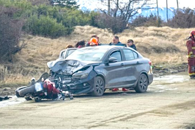 Choque entre un auto de Uber y una moto dejó un hombre internado en terapia intensiva
