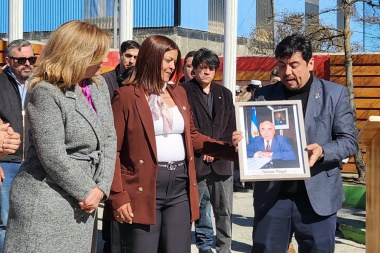 Gisela Dos Santos entregó un retrato de Néstor Nogar e impulsa la creación de un espacio de memoria institucional en Tolhuin