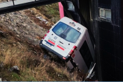 Camioneta de pasajeros despistó y cayó a un barranco 