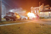 Borracho al volante chocó dos vehículos estacionados y su auto se incendió