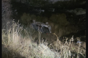 Muere un joven de 17 años al caer con una camioneta por un barranco