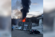 Se desató un incendió mientras arreglaba un auto en un taller mecánico