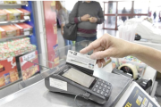 Casi el 50% de las personas compra alimentos en supermercados con tarjeta de crédito