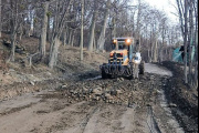 Continúa con tareas de bacheo y mantenimiento de calles de ripio de Ushuaia