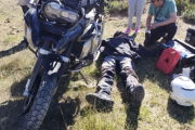 Turista en moto rumbo a Ushuaia chocó con un guanaco en la Ruta 3