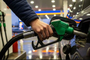 Los sueldos pierden contra la inflación: hoy alcanzan para casi 10 tanques menos que en 2023