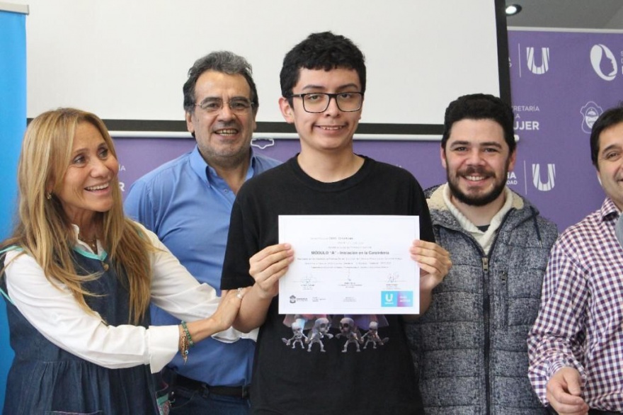 El Municipio de Ushuaia entregó certificados de formación laboral a vecinos y a alumnos de la escuela especial