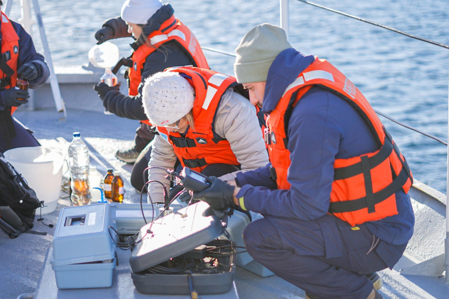 Realizan monitoreo para medir la contaminación con efluentes cloacales en el Beagle y la bahía de Ushuaia