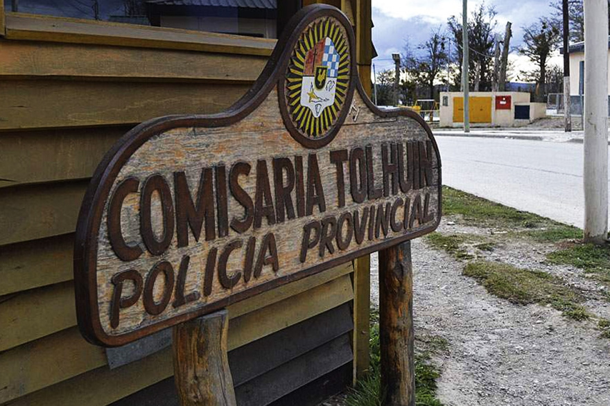 Policia detenido: esta acusado de abuso y ya habia sido suspendido de sus labores
