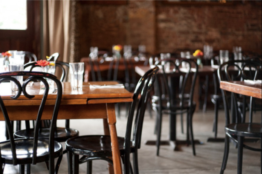 Restaurantes y bares en crisis: el consumo cayó hasta un 30%, reducen personal y crecen los cierres