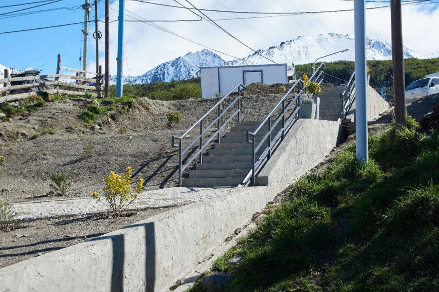 Vecinos junto a autoridades municipales recorrieron la nueva escalera en Yowen y Karukinka norte